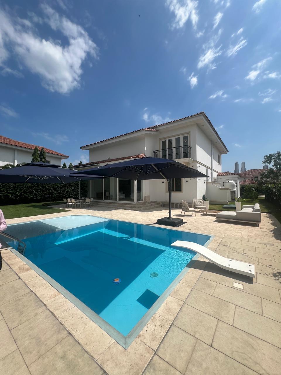 Casa de Lujo en Santa María — Área de piscina y jardín