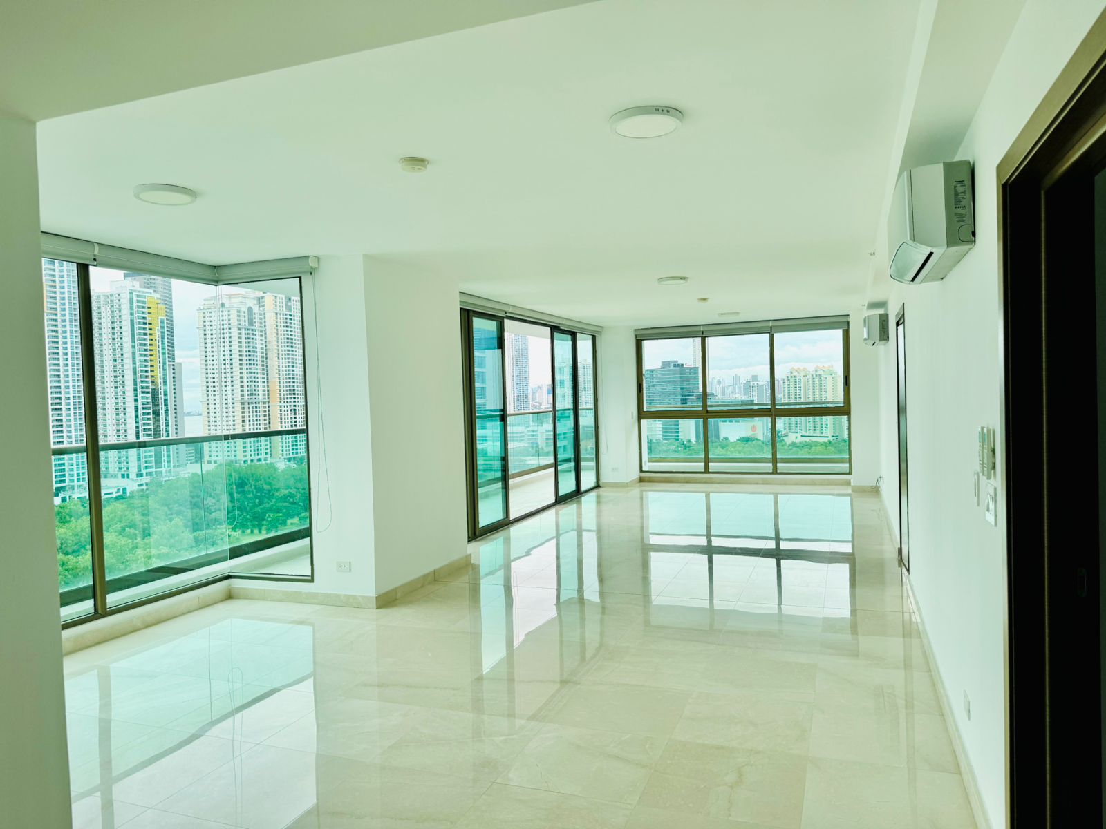 Apartamento Modelo A Piso 18A — Costa del Este — Sala