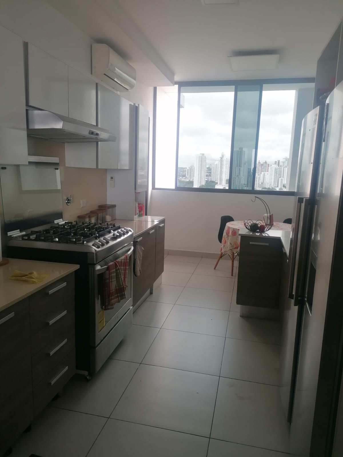 Cocina con vista ciudad