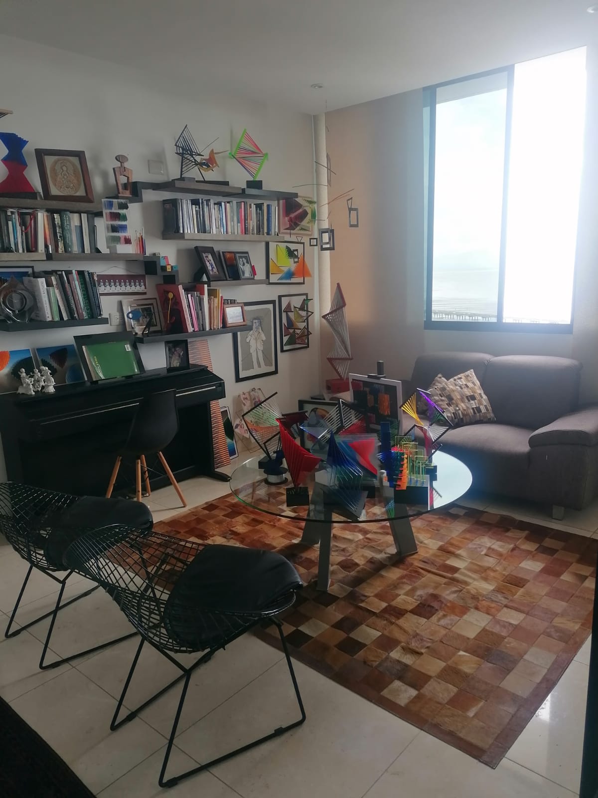 Sala con piano y arte