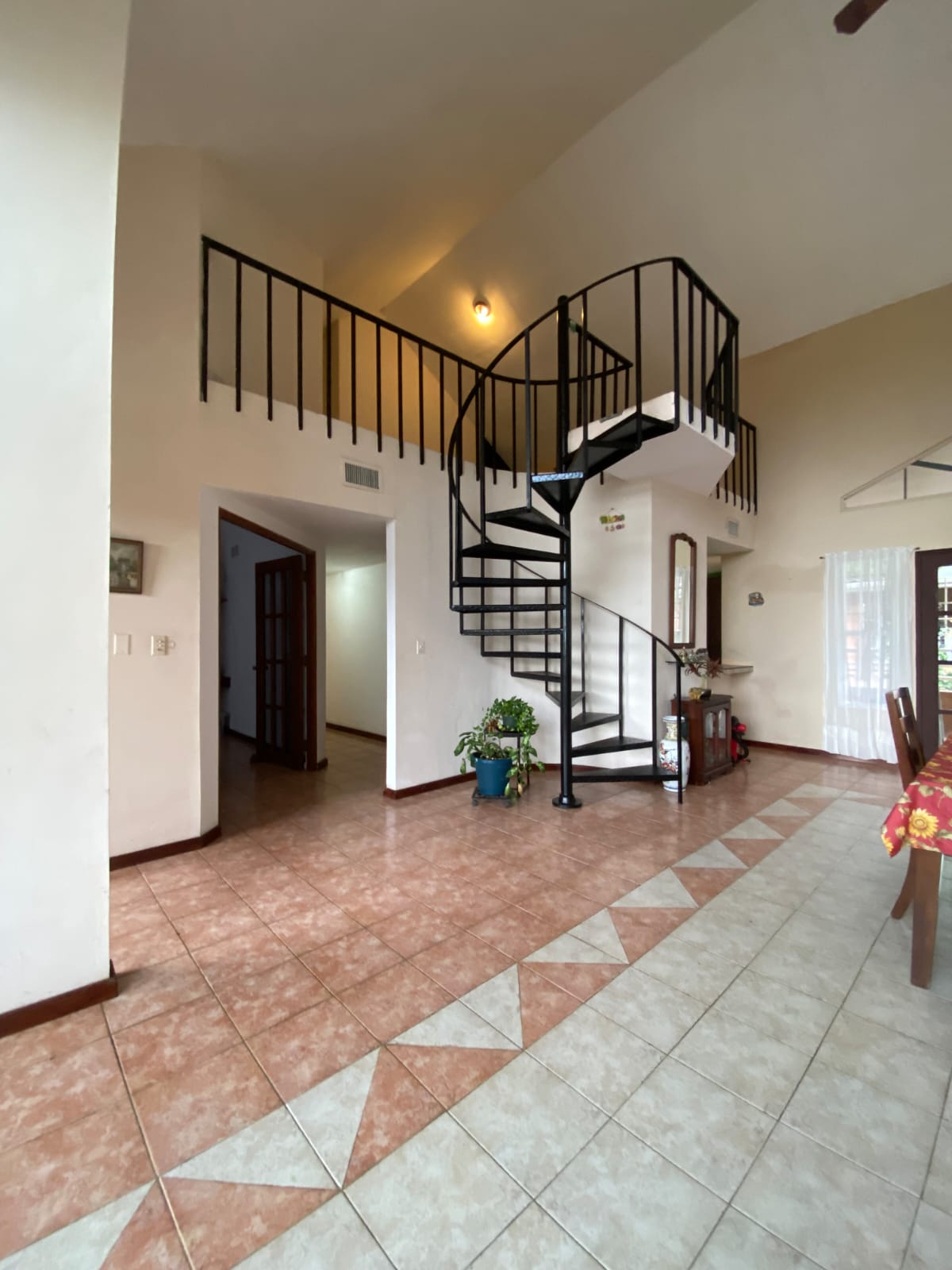 Casa de 2 Niveles – Brisas del Golf, La Montañesa